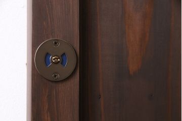 引き戸を新規製作!当店商品を参考にデザイン。麻の葉模様ガラスを組み入れ。表示錠、引き手、戸車を取り付け。(建具)