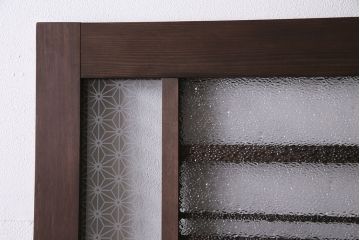 引き戸を新規製作!当店商品を参考にデザイン。麻の葉模様ガラスを組み入れ。表示錠、引き手、戸車を取り付け。(建具)