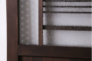 引き戸を新規製作!当店商品を参考にデザイン。麻の葉模様ガラスを組み入れ。表示錠、引き手、戸車を取り付け。(建具)