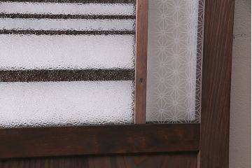 引き戸を新規製作!当店商品を参考にデザイン。麻の葉模様ガラスを組み入れ。表示錠、引き手、戸車を取り付け。(建具)