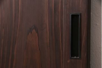 引き戸を新規製作!当店商品を参考にデザイン。麻の葉模様ガラスを組み入れ。表示錠、引き手、戸車を取り付け。(建具)