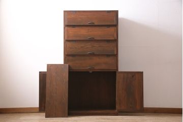 パタパタ扉の下駄箱を新規製作!本体はヒノキ無垢材、前板はモミの木の古材を使用。取っ手と台輪を取り付け。赤味がかった茶色で着色し仕上げ。(戸棚、キャビネット、ロッカー)