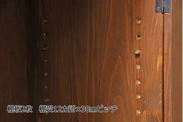 パタパタ扉の下駄箱を新規製作!本体はヒノキ無垢材、前板はモミの木の古材を使用。取っ手と台輪を取り付け。赤味がかった茶色で着色し仕上げ。(戸棚、キャビネット、ロッカー)