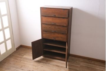 パタパタ扉の下駄箱を新規製作!本体はヒノキ無垢材、前板はモミの木の古材を使用。取っ手と台輪を取り付け。赤味がかった茶色で着色し仕上げ。(戸棚、キャビネット、ロッカー)