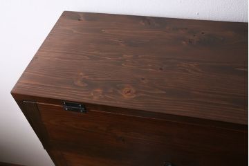 パタパタ扉の下駄箱を新規製作!本体はヒノキ無垢材、前板はモミの木の古材を使用。取っ手と台輪を取り付け。赤味がかった茶色で着色し仕上げ。(戸棚、キャビネット、ロッカー)