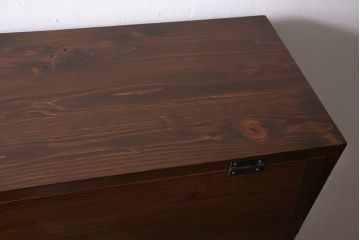 パタパタ扉の下駄箱を新規製作!本体はヒノキ無垢材、前板はモミの木の古材を使用。取っ手と台輪を取り付け。赤味がかった茶色で着色し仕上げ。(戸棚、キャビネット、ロッカー)
