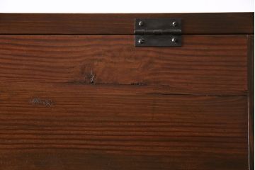 パタパタ扉の下駄箱を新規製作!本体はヒノキ無垢材、前板はモミの木の古材を使用。取っ手と台輪を取り付け。赤味がかった茶色で着色し仕上げ。(戸棚、キャビネット、ロッカー)