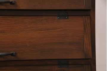 パタパタ扉の下駄箱を新規製作!本体はヒノキ無垢材、前板はモミの木の古材を使用。取っ手と台輪を取り付け。赤味がかった茶色で着色し仕上げ。(戸棚、キャビネット、ロッカー)