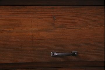 パタパタ扉の下駄箱を新規製作!本体はヒノキ無垢材、前板はモミの木の古材を使用。取っ手と台輪を取り付け。赤味がかった茶色で着色し仕上げ。(戸棚、キャビネット、ロッカー)