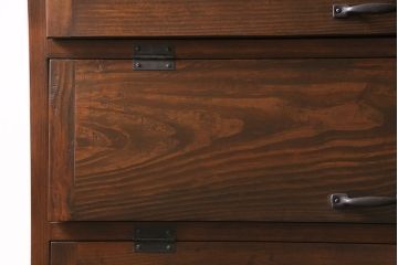 パタパタ扉の下駄箱を新規製作!本体はヒノキ無垢材、前板はモミの木の古材を使用。取っ手と台輪を取り付け。赤味がかった茶色で着色し仕上げ。(戸棚、キャビネット、ロッカー)