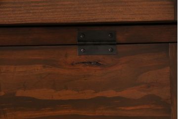 パタパタ扉の下駄箱を新規製作!本体はヒノキ無垢材、前板はモミの木の古材を使用。取っ手と台輪を取り付け。赤味がかった茶色で着色し仕上げ。(戸棚、キャビネット、ロッカー)