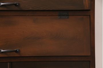 パタパタ扉の下駄箱を新規製作!本体はヒノキ無垢材、前板はモミの木の古材を使用。取っ手と台輪を取り付け。赤味がかった茶色で着色し仕上げ。(戸棚、キャビネット、ロッカー)