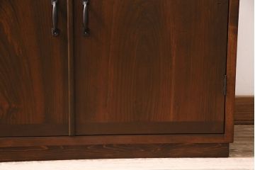 パタパタ扉の下駄箱を新規製作!本体はヒノキ無垢材、前板はモミの木の古材を使用。取っ手と台輪を取り付け。赤味がかった茶色で着色し仕上げ。(戸棚、キャビネット、ロッカー)