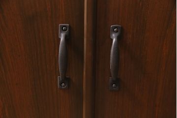 パタパタ扉の下駄箱を新規製作!本体はヒノキ無垢材、前板はモミの木の古材を使用。取っ手と台輪を取り付け。赤味がかった茶色で着色し仕上げ。(戸棚、キャビネット、ロッカー)
