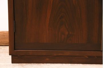 パタパタ扉の下駄箱を新規製作!本体はヒノキ無垢材、前板はモミの木の古材を使用。取っ手と台輪を取り付け。赤味がかった茶色で着色し仕上げ。(戸棚、キャビネット、ロッカー)