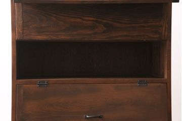 パタパタ扉の下駄箱を新規製作!本体はヒノキ無垢材、前板はモミの木の古材を使用。取っ手と台輪を取り付け。赤味がかった茶色で着色し仕上げ。(戸棚、キャビネット、ロッカー)