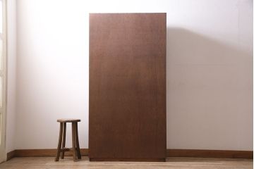 パタパタ扉の下駄箱を新規製作!本体はヒノキ無垢材、前板はモミの木の古材を使用。取っ手と台輪を取り付け。赤味がかった茶色で着色し仕上げ。(戸棚、キャビネット、ロッカー)