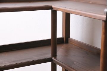 L字型飾り棚を新規製作!他店商品を参考にデザイン。タモ材、ヒノキ材、ヒバ材を使用。お手持ちの家具に近しい色味に着色し仕上げ。(コーナーラック、オープンラック)
