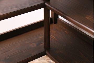 L字型飾り棚を新規製作!他店商品を参考にデザイン。タモ材、ヒノキ材、ヒバ材を使用。お手持ちの家具に近しい色味に着色し仕上げ。(コーナーラック、オープンラック)