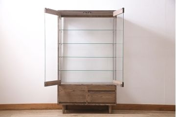 ガラスケースを新規製作!ヒノキ材で製作。可動式のガラス棚板を設置。鍵と木製脚を取り付け。ウォルナット風に着色し仕上げ。(ショーケース、陳列棚)