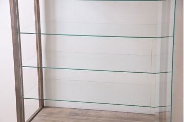 ガラスケースを新規製作!ヒノキ材で製作。可動式のガラス棚板を設置。鍵と木製脚を取り付け。ウォルナット風に着色し仕上げ。(ショーケース、陳列棚)