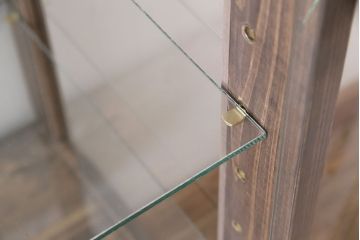 ガラスケースを新規製作!ヒノキ材で製作。可動式のガラス棚板を設置。鍵と木製脚を取り付け。ウォルナット風に着色し仕上げ。(ショーケース、陳列棚)