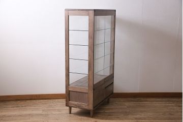 ガラスケースを新規製作!ヒノキ材で製作。可動式のガラス棚板を設置。鍵と木製脚を取り付け。ウォルナット風に着色し仕上げ。(ショーケース、陳列棚)