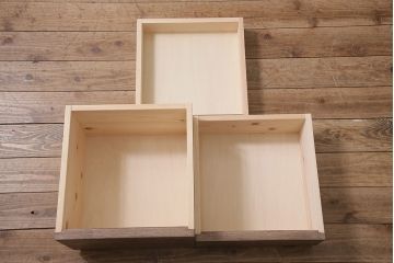 ガラスケースを新規製作!ヒノキ材で製作。可動式のガラス棚板を設置。鍵と木製脚を取り付け。ウォルナット風に着色し仕上げ。(ショーケース、陳列棚)