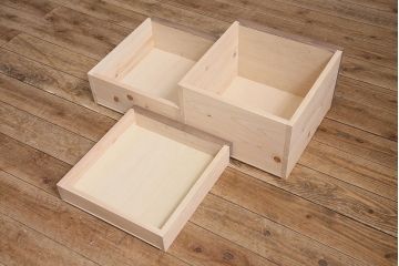 ガラスケースを新規製作!ヒノキ材で製作。可動式のガラス棚板を設置。鍵と木製脚を取り付け。ウォルナット風に着色し仕上げ。(ショーケース、陳列棚)