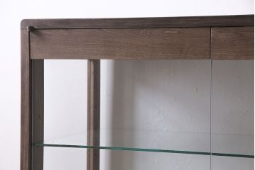 ガラスケースを新規製作!ヒノキ材で製作。可動式のガラス棚板を設置。鍵と木製脚を取り付け。ウォルナット風に着色し仕上げ。(ショーケース、陳列棚)