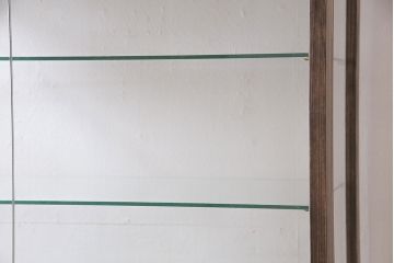 ガラスケースを新規製作!ヒノキ材で製作。可動式のガラス棚板を設置。鍵と木製脚を取り付け。ウォルナット風に着色し仕上げ。(ショーケース、陳列棚)