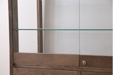ガラスケースを新規製作!ヒノキ材で製作。可動式のガラス棚板を設置。鍵と木製脚を取り付け。ウォルナット風に着色し仕上げ。(ショーケース、陳列棚)