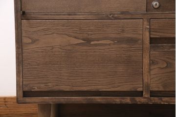 ガラスケースを新規製作!ヒノキ材で製作。可動式のガラス棚板を設置。鍵と木製脚を取り付け。ウォルナット風に着色し仕上げ。(ショーケース、陳列棚)