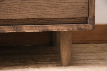 ガラスケースを新規製作!ヒノキ材で製作。可動式のガラス棚板を設置。鍵と木製脚を取り付け。ウォルナット風に着色し仕上げ。(ショーケース、陳列棚)