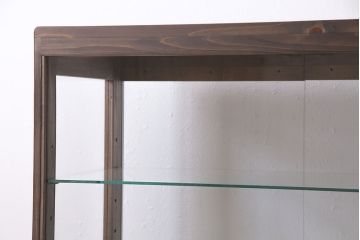 ガラスケースを新規製作!ヒノキ材で製作。可動式のガラス棚板を設置。鍵と木製脚を取り付け。ウォルナット風に着色し仕上げ。(ショーケース、陳列棚)