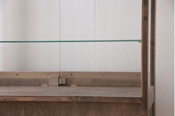 ガラスケースを新規製作!ヒノキ材で製作。可動式のガラス棚板を設置。鍵と木製脚を取り付け。ウォルナット風に着色し仕上げ。(ショーケース、陳列棚)