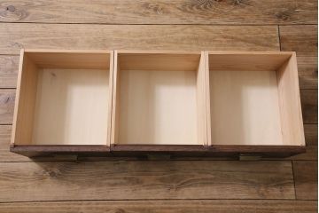 薄型ブックシェルフを新規製作!ヒノキ材、杉材を使用。かぶせタイプの取っ手を取り付け。(飾り棚、収納棚、オープンラック)