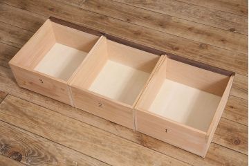 薄型ブックシェルフを新規製作!ヒノキ材、杉材を使用。かぶせタイプの取っ手を取り付け。(飾り棚、収納棚、オープンラック)