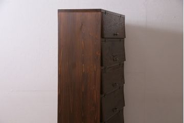 パタパタ扉の下駄箱を新規製作!本体はヒノキ無垢材、前板は古材を使用。鉄脚と取っ手を取り付け。濃い茶色で着色し仕上げ。(収納棚、戸棚、ロッカー)