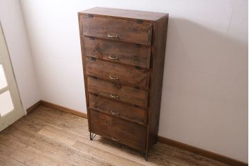 パタパタ扉の下駄箱を新規製作!本体はヒノキ無垢材、前板は古材を使用。鉄脚と取っ手を取り付け。濃い茶色で着色し仕上げ。(収納棚、戸棚、ロッカー)