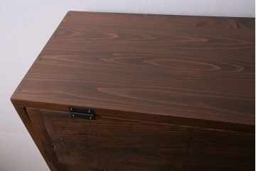 パタパタ扉の下駄箱を新規製作!本体はヒノキ無垢材、前板は古材を使用。鉄脚と取っ手を取り付け。濃い茶色で着色し仕上げ。(収納棚、戸棚、ロッカー)