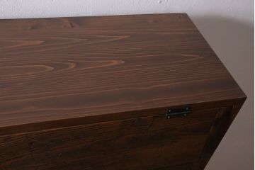 パタパタ扉の下駄箱を新規製作!本体はヒノキ無垢材、前板は古材を使用。鉄脚と取っ手を取り付け。濃い茶色で着色し仕上げ。(収納棚、戸棚、ロッカー)