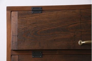 パタパタ扉の下駄箱を新規製作!本体はヒノキ無垢材、前板は古材を使用。鉄脚と取っ手を取り付け。濃い茶色で着色し仕上げ。(収納棚、戸棚、ロッカー)