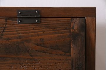 パタパタ扉の下駄箱を新規製作!本体はヒノキ無垢材、前板は古材を使用。鉄脚と取っ手を取り付け。濃い茶色で着色し仕上げ。(収納棚、戸棚、ロッカー)