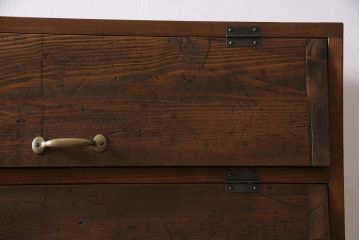 パタパタ扉の下駄箱を新規製作!本体はヒノキ無垢材、前板は古材を使用。鉄脚と取っ手を取り付け。濃い茶色で着色し仕上げ。(収納棚、戸棚、ロッカー)