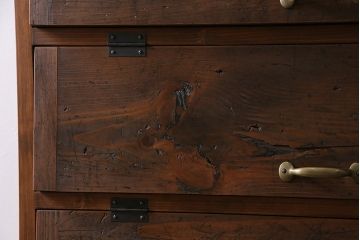 パタパタ扉の下駄箱を新規製作!本体はヒノキ無垢材、前板は古材を使用。鉄脚と取っ手を取り付け。濃い茶色で着色し仕上げ。(収納棚、戸棚、ロッカー)