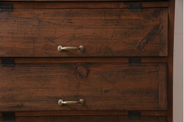 パタパタ扉の下駄箱を新規製作!本体はヒノキ無垢材、前板は古材を使用。鉄脚と取っ手を取り付け。濃い茶色で着色し仕上げ。(収納棚、戸棚、ロッカー)
