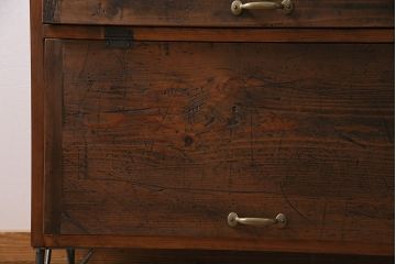 パタパタ扉の下駄箱を新規製作!本体はヒノキ無垢材、前板は古材を使用。鉄脚と取っ手を取り付け。濃い茶色で着色し仕上げ。(収納棚、戸棚、ロッカー)
