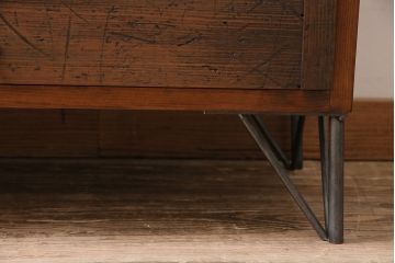 パタパタ扉の下駄箱を新規製作!本体はヒノキ無垢材、前板は古材を使用。鉄脚と取っ手を取り付け。濃い茶色で着色し仕上げ。(収納棚、戸棚、ロッカー)