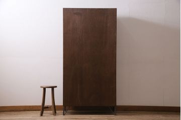 パタパタ扉の下駄箱を新規製作!本体はヒノキ無垢材、前板は古材を使用。鉄脚と取っ手を取り付け。濃い茶色で着色し仕上げ。(収納棚、戸棚、ロッカー)